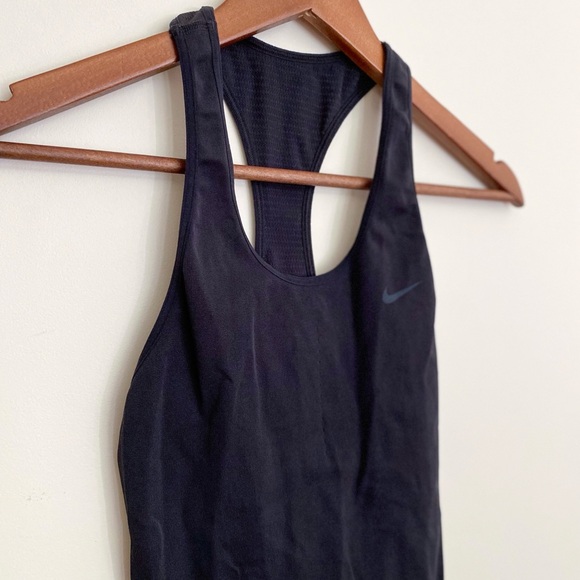 🔹 Nike | Seamless Racerback Tank - Picture 2 of 7